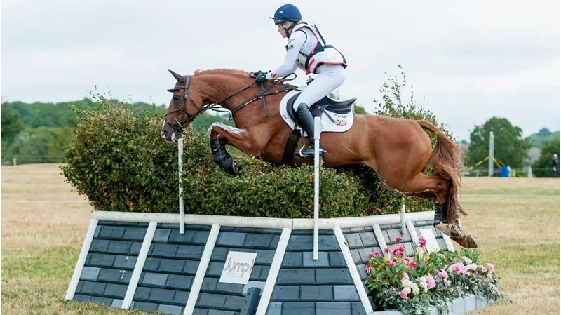 LeMieux Suede Close Contact Pad White Large-1