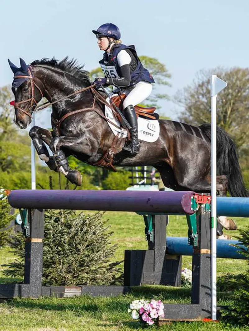 LeMieux Suede Close Contact Pad White Large-2